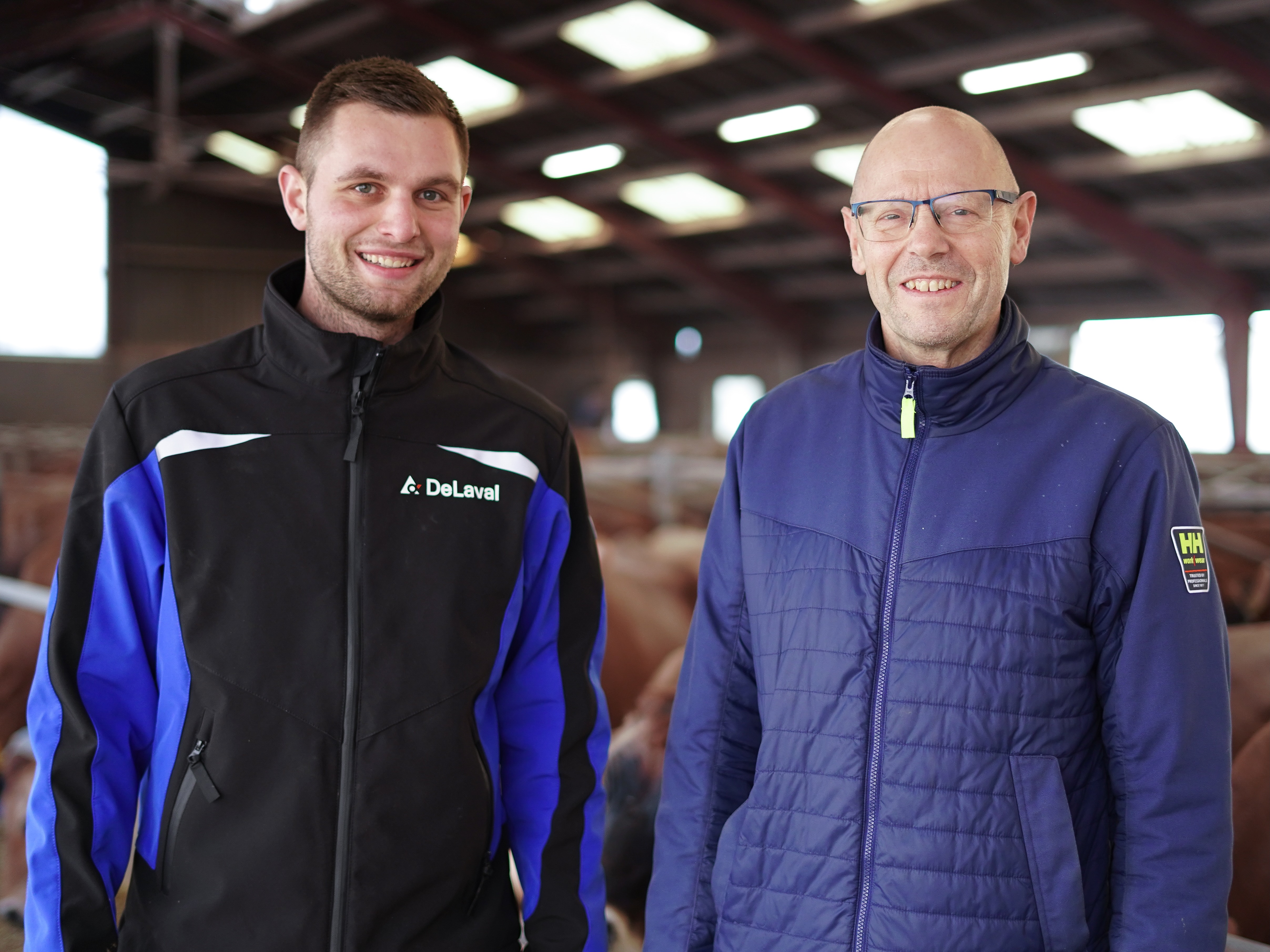 Melkveehouder Jeppe Ulvsbjerg (links) van Ulvsbjergård in Denemarken met zijn vader