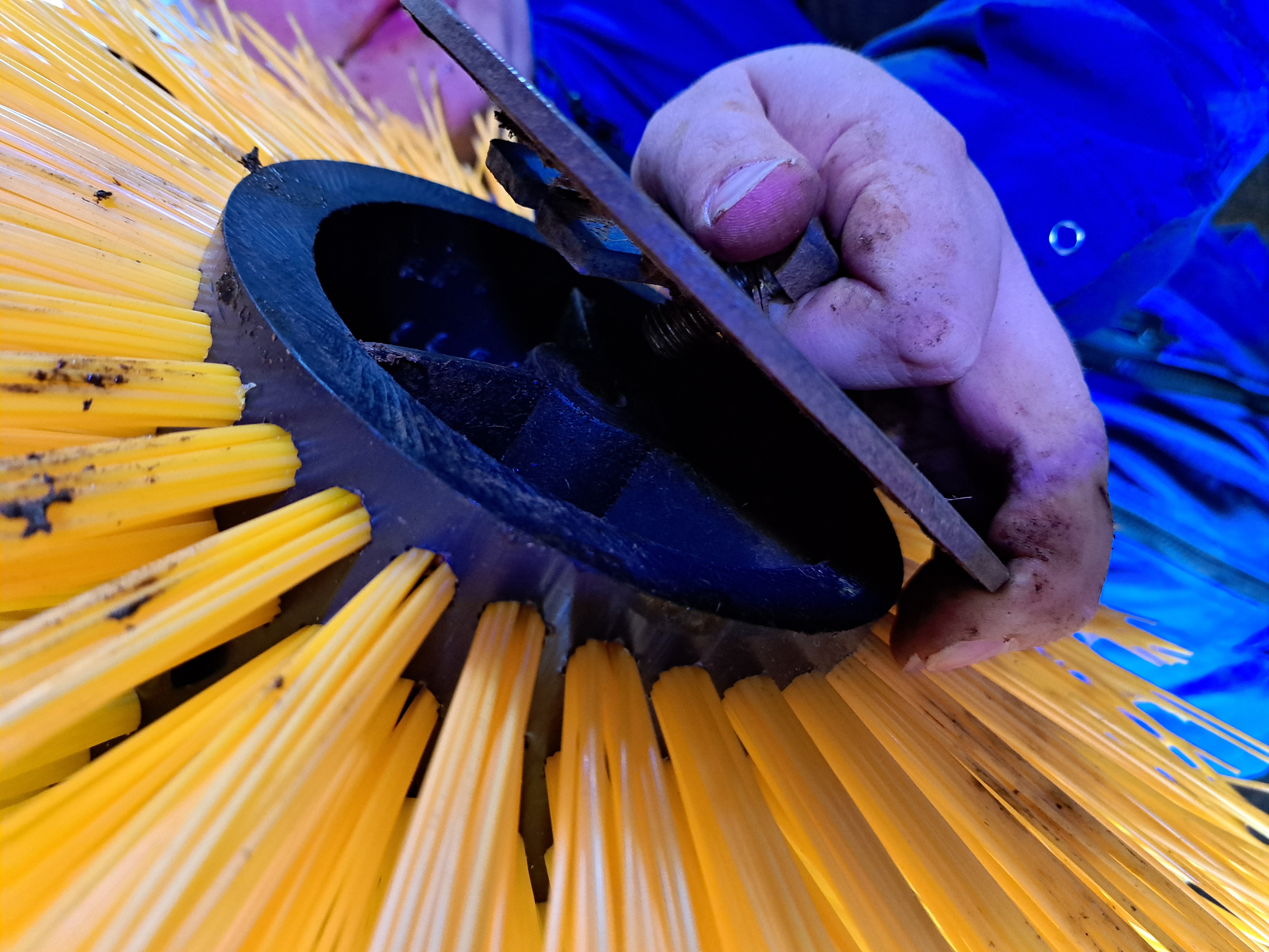 5 - pohjalevyn hahlo akselin yhteen lapaan.jpg