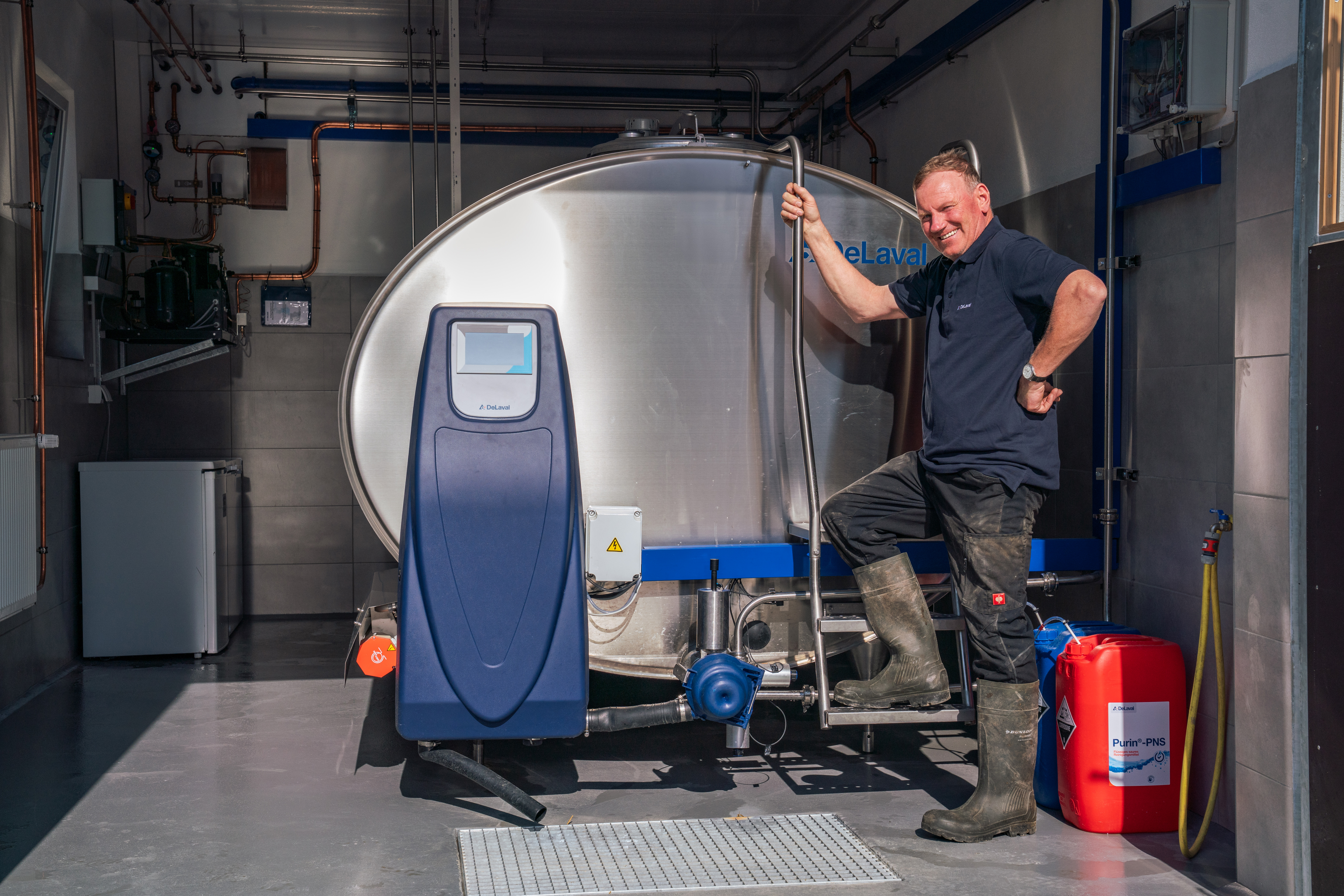 Nieuwe DeLaval-koeltank DXE met melkveehouder