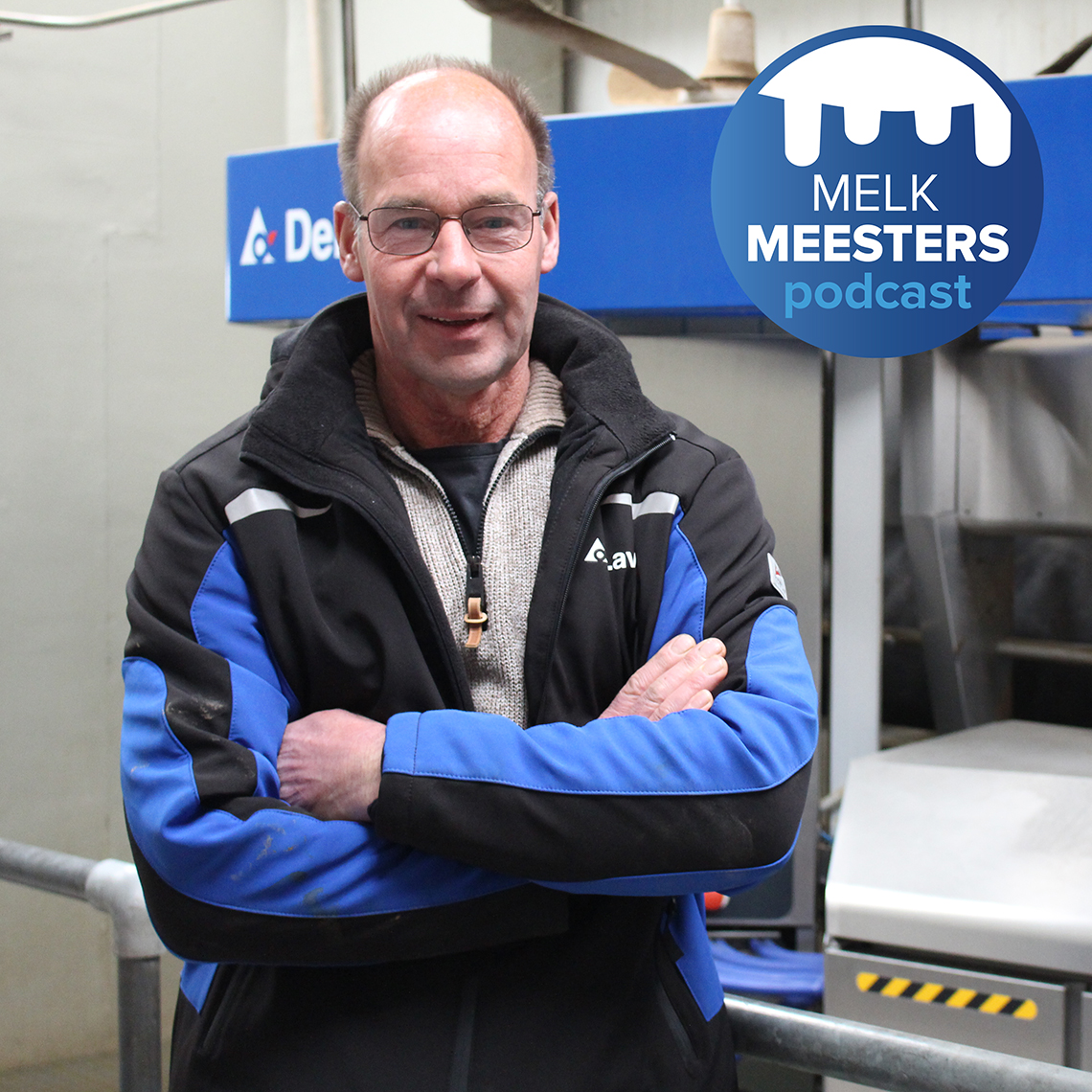 Melkveehouder Paul ten Velde voor de DeLaval VMS melkrobot met het Melkmeesters podcast logo