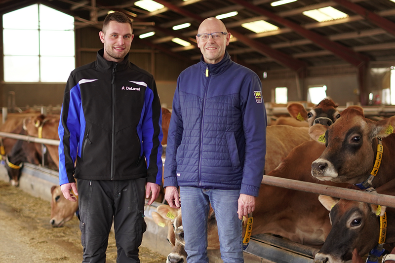 Melkveehouder Jeppe Ulvsbjerg en vader op het Deense melkveebedrijf Ulvsbjergård
