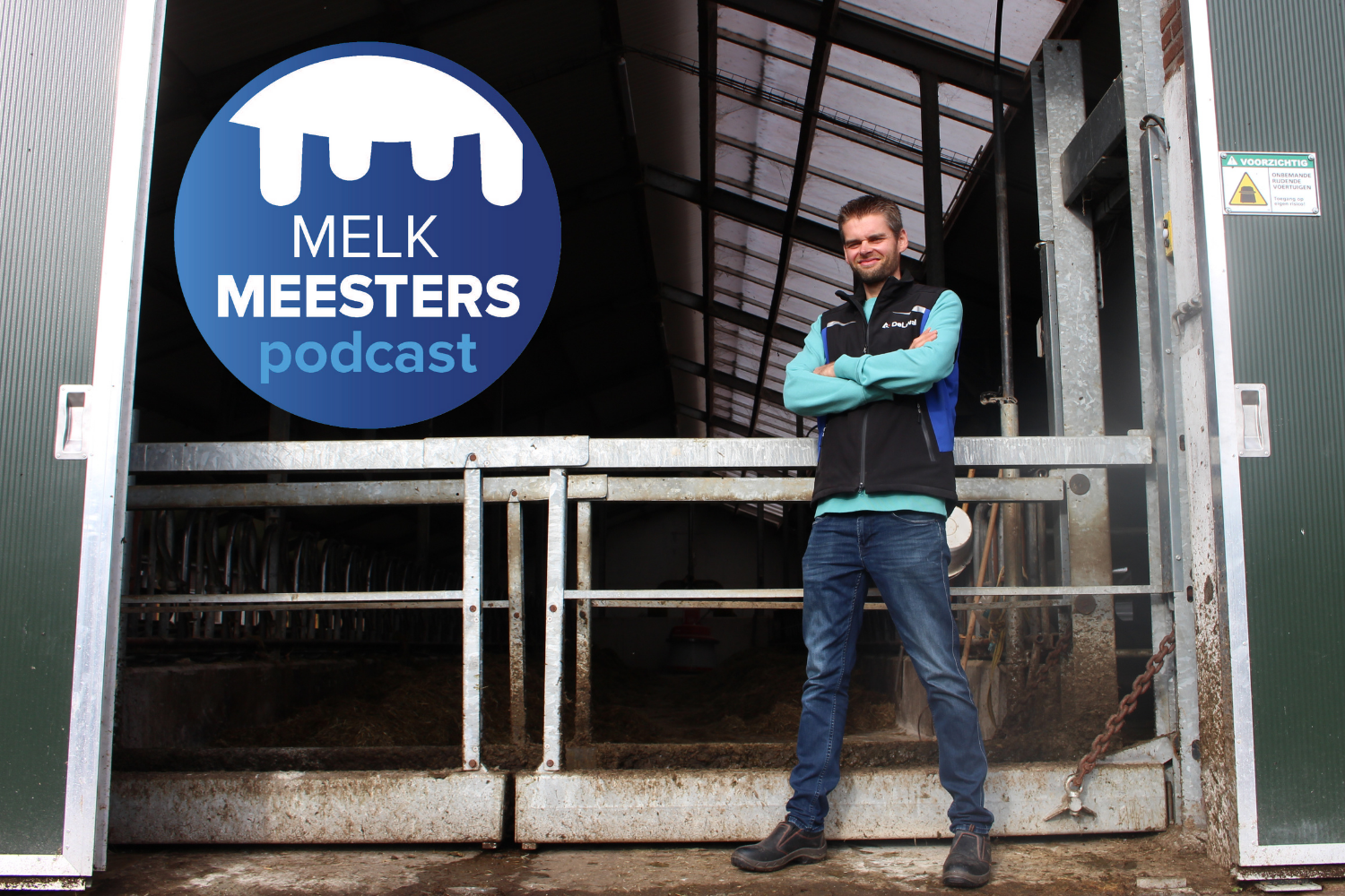 Foto van melkveehouder Kasper van Beek, voor zijn unieke ophaalbrug in de stal met een logo van de Podcast Melkmeesters, gemaakt door DeLaval en Veeteelt