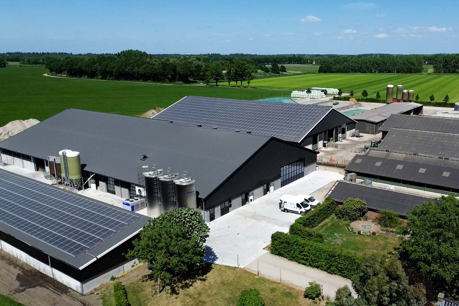 Drone foto van het melkveebedrijf Boerderij de Boterpot in Merselo van Familie Loonen met DeLaval VMS Batch Milking systeem