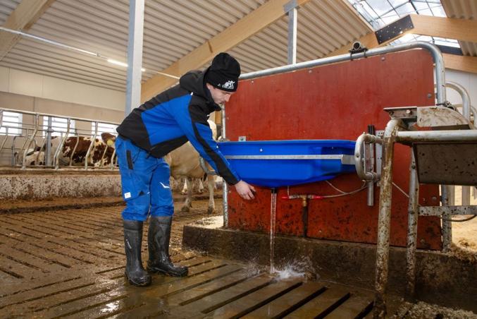 Plastikinė pakreipiama girdykla PT75