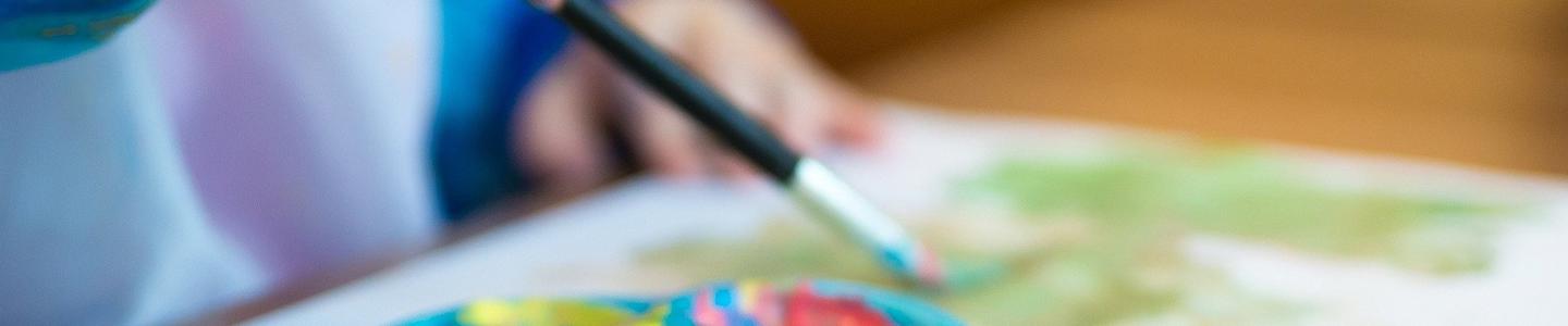 mano de niño pintando mano de niño pintando