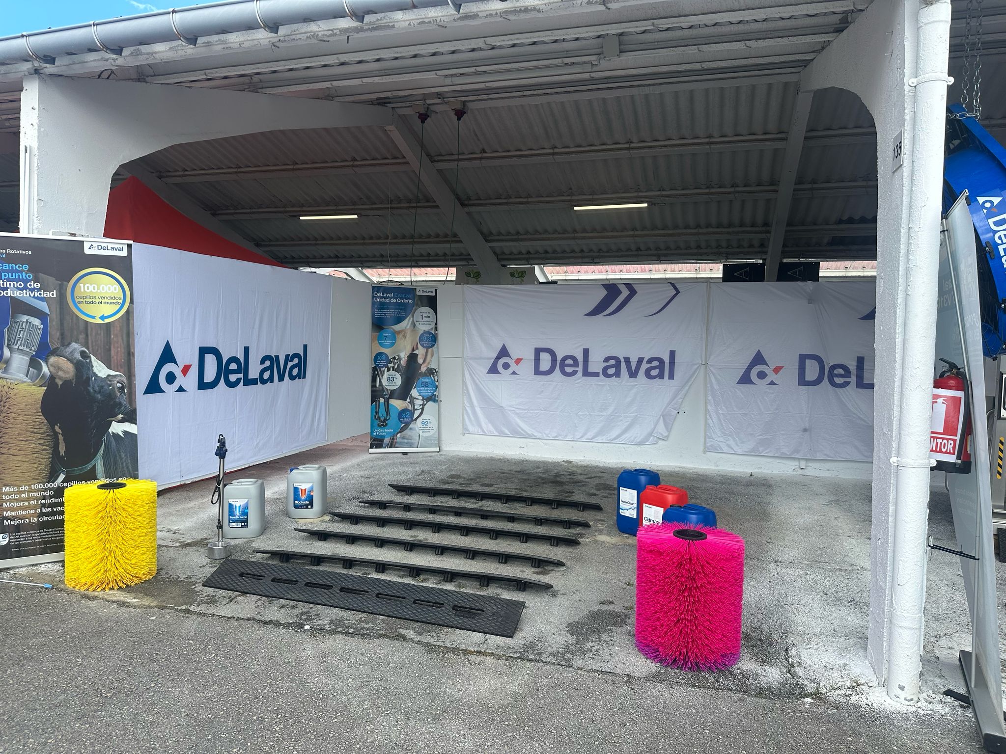 Feria tineo stand DeLaval con Hermanos Fernández