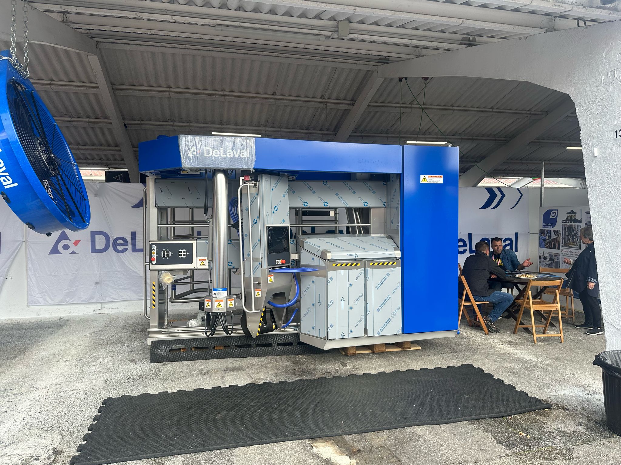 Feria tineo stand DeLaval con Hermanos Fernández