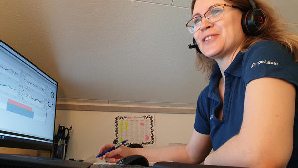 DeLaval rådgivare ger telefonsupport i DelPro.