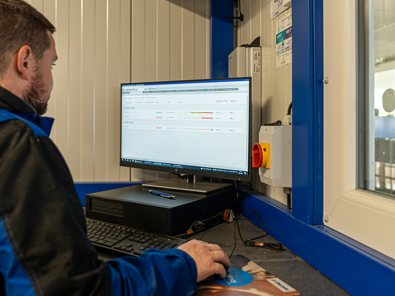 En DeLaval online rådgivare sitter framför datorn.