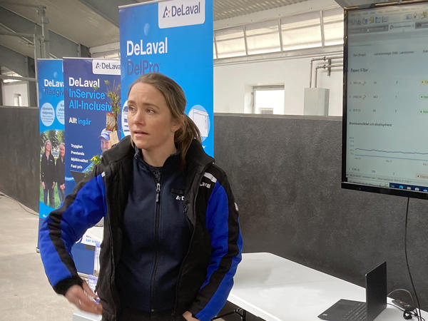 Rådgivare Emelie Wickström presenterar information till kunder på gårdsbesök.