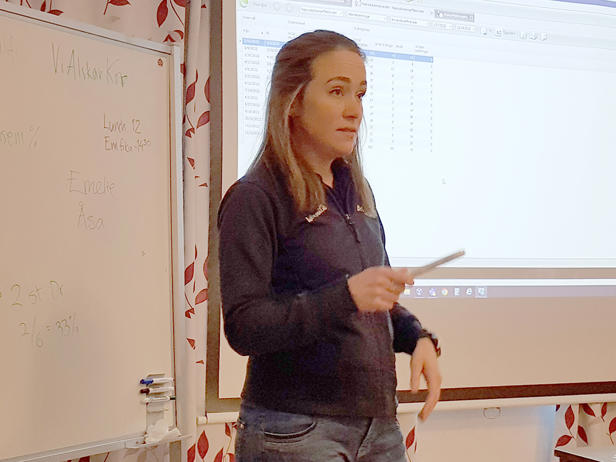 DeLaval rådgivare Emilie Wickström står och pratar framför deltagare.